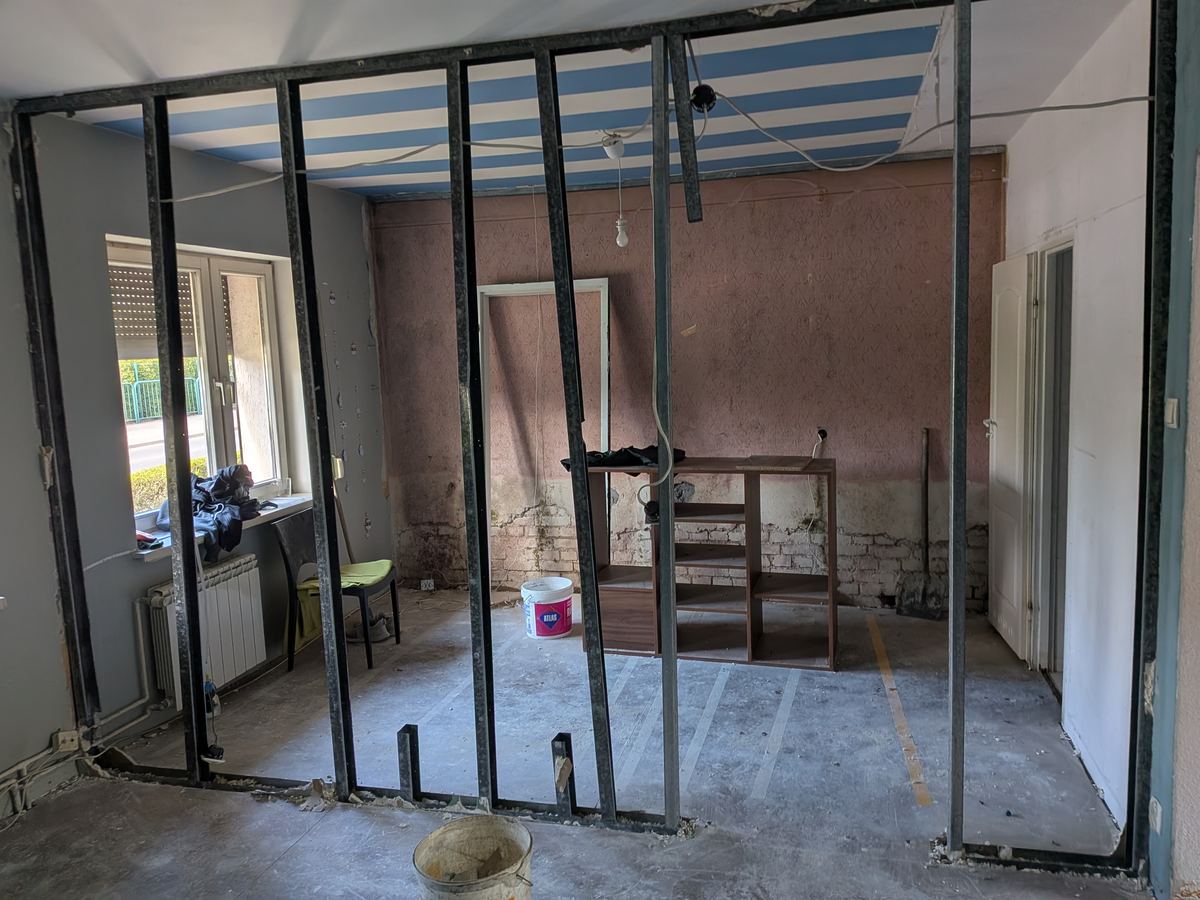 Zdjęcie z realizacji: Wyburzenia pod generalny remont: dom w starym budownictwie na Strzeszynie