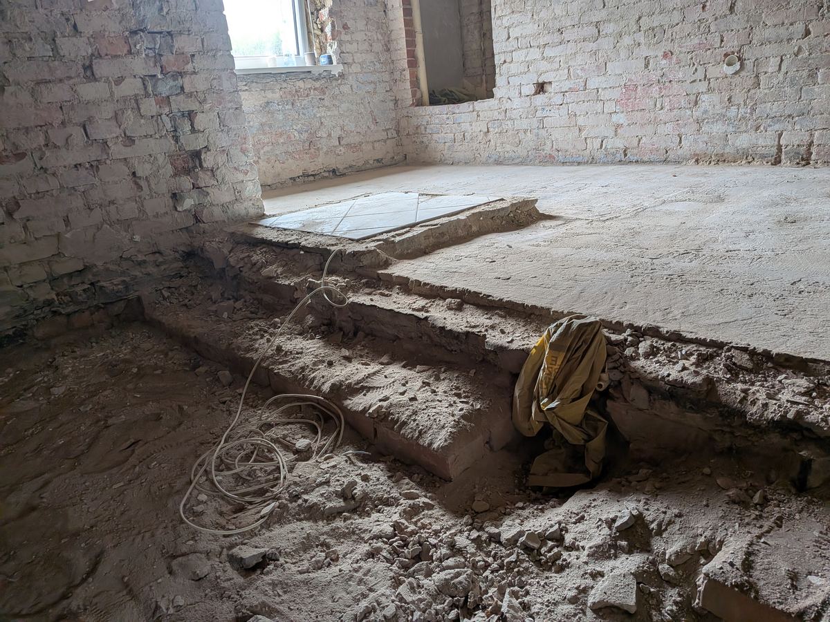 Zdjęcie z realizacji: Wyburzenia pod generalny remont: dom w starym budownictwie na Strzeszynie
