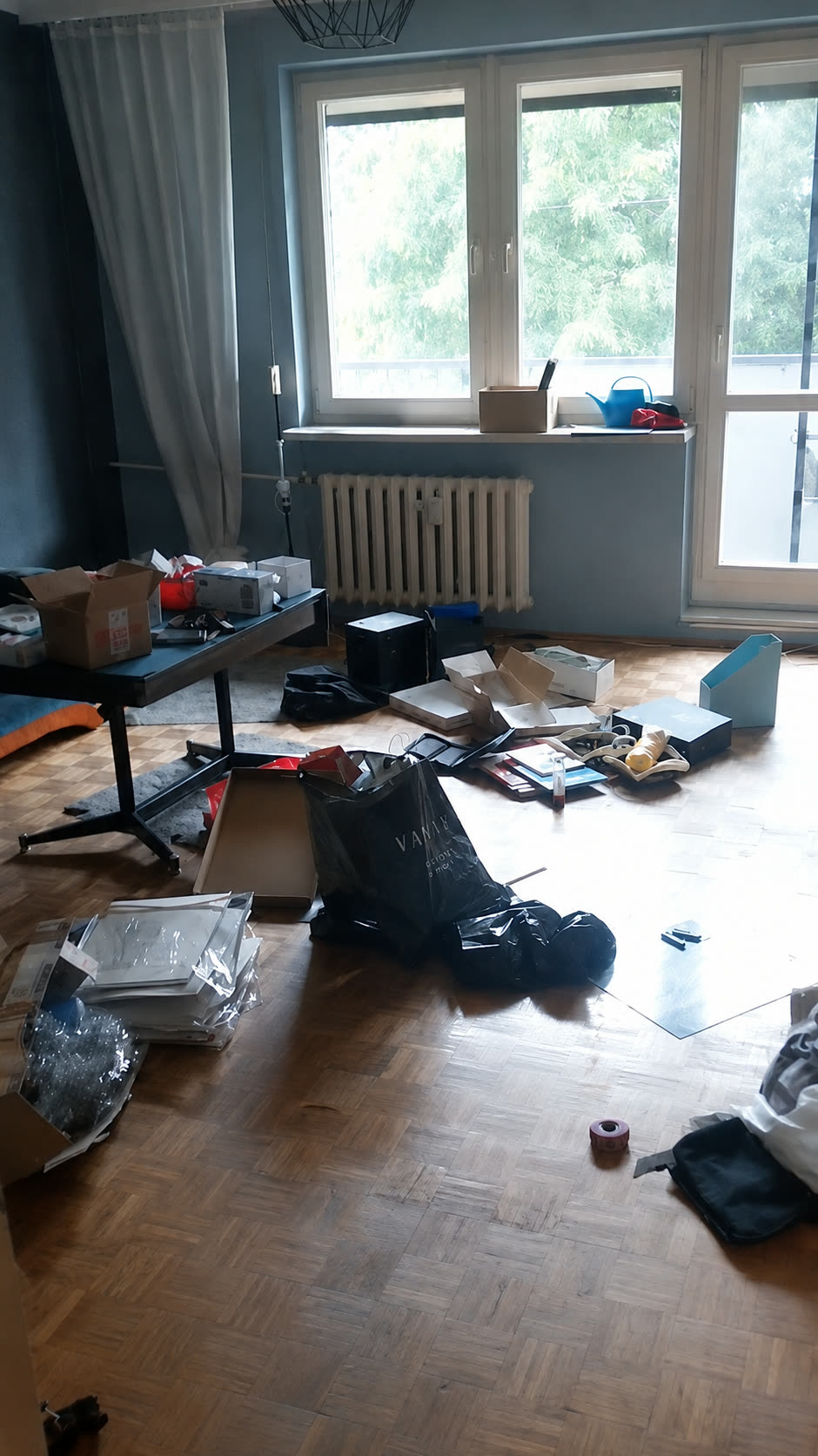 Kadr z nagrania: Mieszkanie po lokatorach przed opróżnianiem
